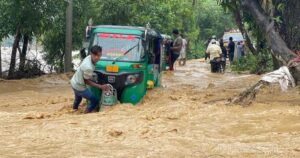 বন্যায় প্রাণহানি ১৩, অব্যাহত উদ্ধার অভিযান