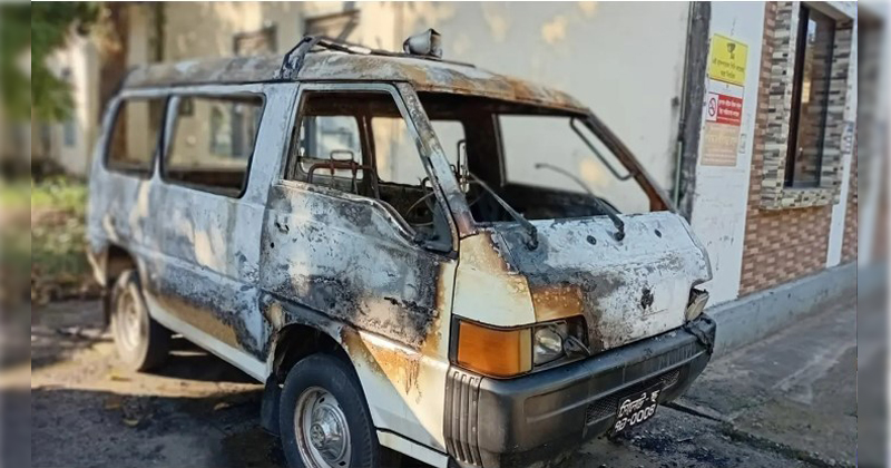 সিলেটে হাসপাতালে দাঁড়িয়ে থাকা সরকারি অ্যাম্বুলেন্সে আগুন