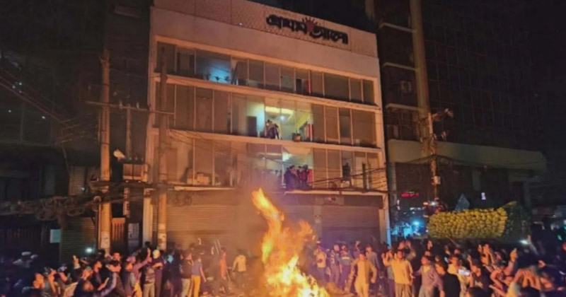 মধ্যরাতে প্রথম আলো ও ডেইলি স্টার কার্যালয়ে হামলা-ভাঙচুর